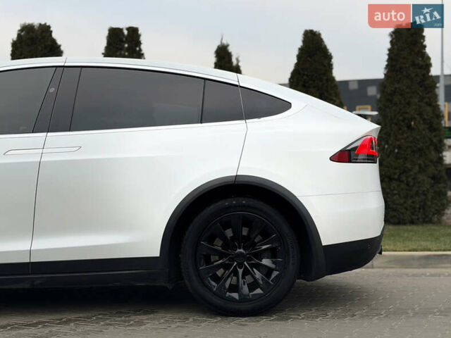 Белый Тесла Модель Х, объемом двигателя 0 л и пробегом 74 тыс. км за 33500 $, фото 4 на Automoto.ua