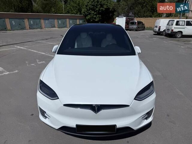 Белый Тесла Модель Х, объемом двигателя 0 л и пробегом 82 тыс. км за 42000 $, фото 2 на Automoto.ua