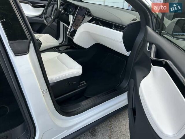 Белый Тесла Модель Х, объемом двигателя 0 л и пробегом 69 тыс. км за 34500 $, фото 24 на Automoto.ua