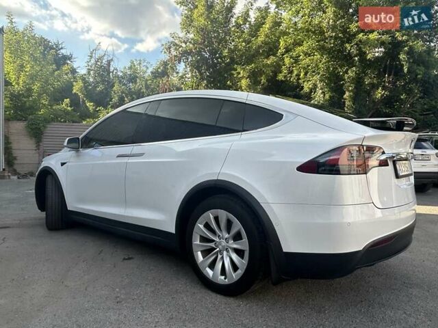 Белый Тесла Модель Х, объемом двигателя 0 л и пробегом 69 тыс. км за 34500 $, фото 8 на Automoto.ua