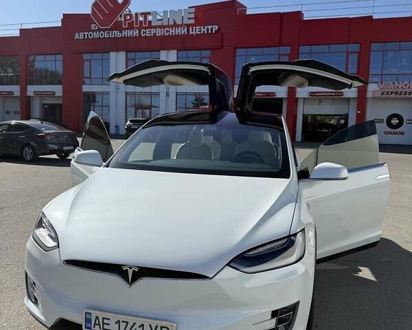 Белый Тесла Модель Х, объемом двигателя 0 л и пробегом 97 тыс. км за 37000 $, фото 1 на Automoto.ua