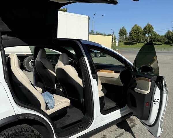 Белый Тесла Модель Х, объемом двигателя 0 л и пробегом 97 тыс. км за 37000 $, фото 7 на Automoto.ua