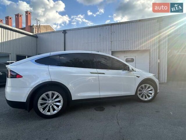 Белый Тесла Модель Х, объемом двигателя 0 л и пробегом 69 тыс. км за 34500 $, фото 4 на Automoto.ua