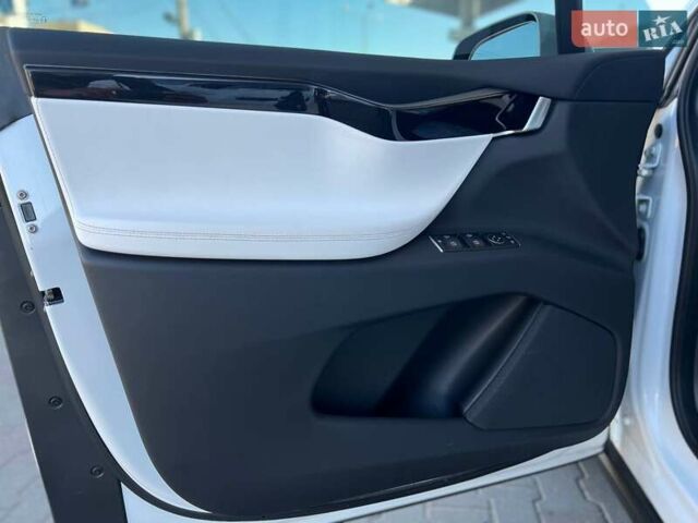 Белый Тесла Модель Х, объемом двигателя 0 л и пробегом 113 тыс. км за 33900 $, фото 18 на Automoto.ua