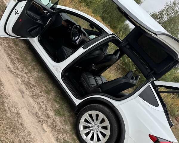 Білий Тесла Модель Х, об'ємом двигуна 0 л та пробігом 82 тис. км за 35000 $, фото 28 на Automoto.ua