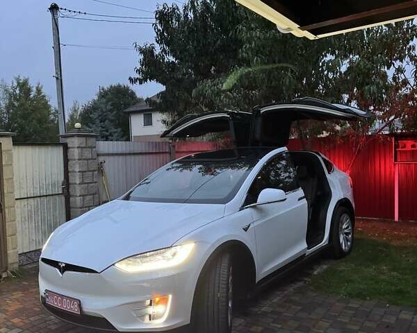 Білий Тесла Модель Х, об'ємом двигуна 0 л та пробігом 82 тис. км за 35000 $, фото 2 на Automoto.ua