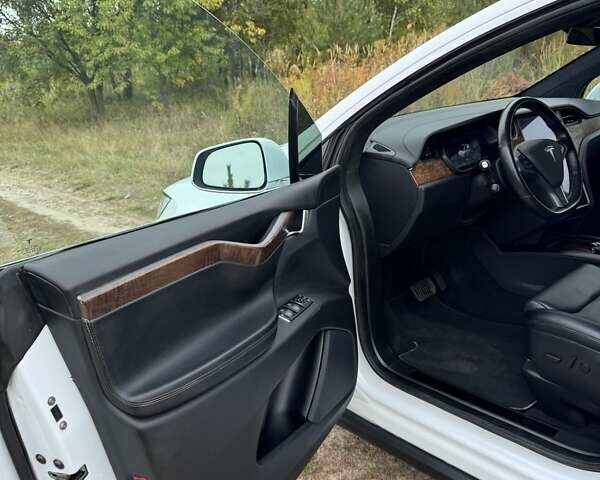 Білий Тесла Модель Х, об'ємом двигуна 0 л та пробігом 82 тис. км за 35000 $, фото 39 на Automoto.ua