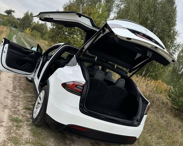 Білий Тесла Модель Х, об'ємом двигуна 0 л та пробігом 82 тис. км за 35000 $, фото 29 на Automoto.ua