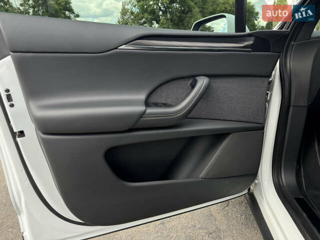 Белый Тесла Модель Х, объемом двигателя 0 л и пробегом 40 тыс. км за 67800 $, фото 8 на Automoto.ua