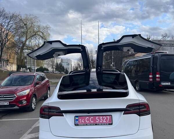 Белый Тесла Модель Х, объемом двигателя 0 л и пробегом 35 тыс. км за 52500 $, фото 12 на Automoto.ua