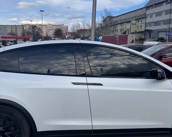 Белый Тесла Модель Х, объемом двигателя 0 л и пробегом 35 тыс. км за 52500 $, фото 7 на Automoto.ua