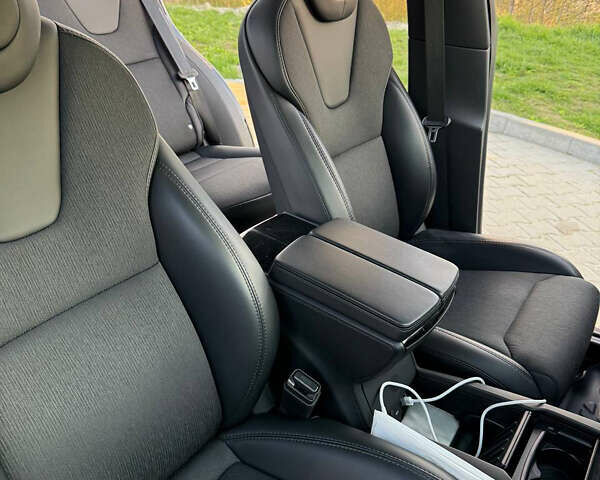 Черный Тесла Модель Х, объемом двигателя 0 л и пробегом 63 тыс. км за 28000 $, фото 17 на Automoto.ua