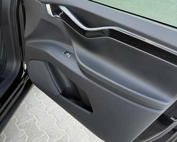 Черный Тесла Модель Х, объемом двигателя 0 л и пробегом 63 тыс. км за 28000 $, фото 15 на Automoto.ua