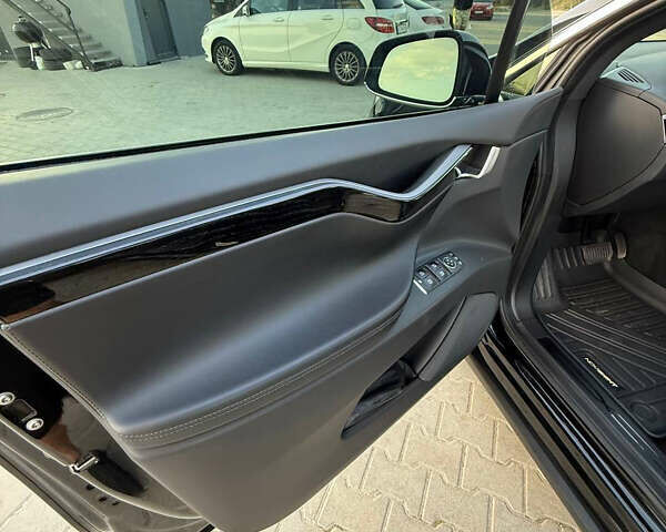 Черный Тесла Модель Х, объемом двигателя 0 л и пробегом 63 тыс. км за 28000 $, фото 21 на Automoto.ua