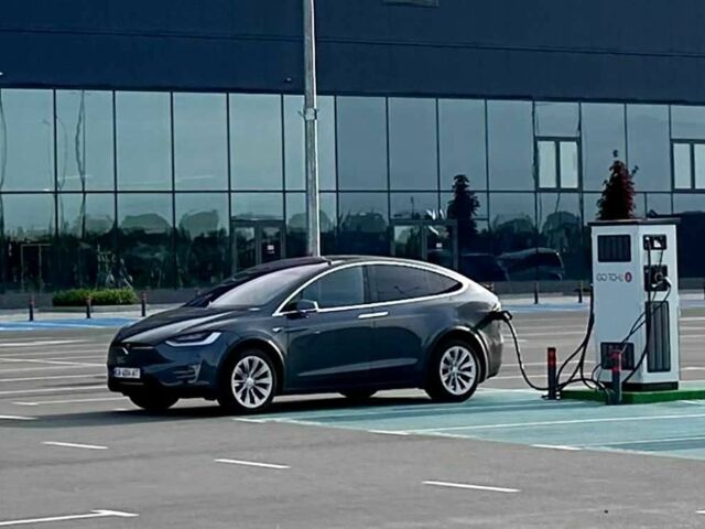 Сірий Тесла Модель Х, об'ємом двигуна 0 л та пробігом 120 тис. км за 35000 $, фото 6 на Automoto.ua