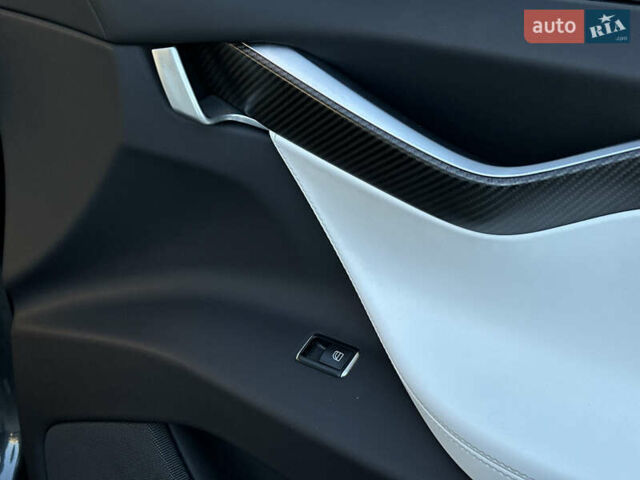 Серый Тесла Модель Х, объемом двигателя 0 л и пробегом 75 тыс. км за 25500 $, фото 58 на Automoto.ua