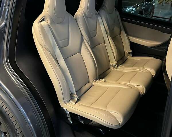 Серый Тесла Модель Х, объемом двигателя 0 л и пробегом 111 тыс. км за 22300 $, фото 4 на Automoto.ua