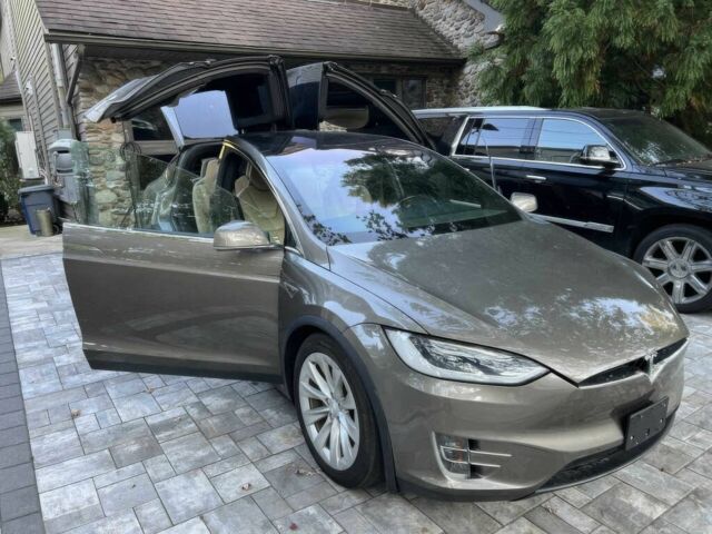 Серый Тесла Модель Х, объемом двигателя 0 л и пробегом 79 тыс. км за 18000 $, фото 1 на Automoto.ua