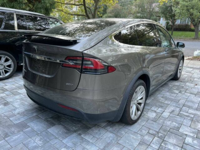 Серый Тесла Модель Х, объемом двигателя 0 л и пробегом 79 тыс. км за 18000 $, фото 5 на Automoto.ua