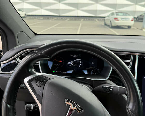 Серый Тесла Модель Х, объемом двигателя 0 л и пробегом 171 тыс. км за 22700 $, фото 2 на Automoto.ua