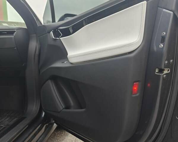 Серый Тесла Модель Х, объемом двигателя 0 л и пробегом 67 тыс. км за 35000 $, фото 12 на Automoto.ua