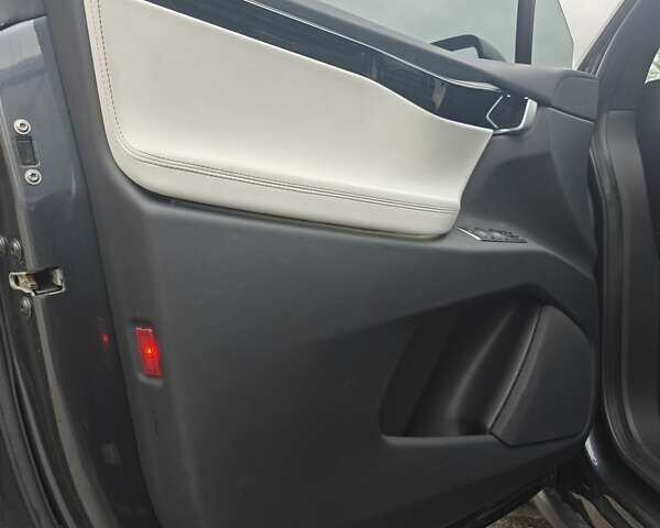 Серый Тесла Модель Х, объемом двигателя 0 л и пробегом 67 тыс. км за 35000 $, фото 13 на Automoto.ua