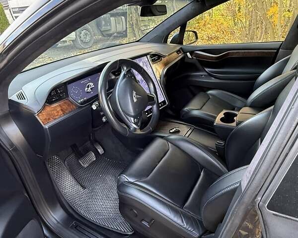 Серый Тесла Модель Х, объемом двигателя 0 л и пробегом 117 тыс. км за 28400 $, фото 10 на Automoto.ua