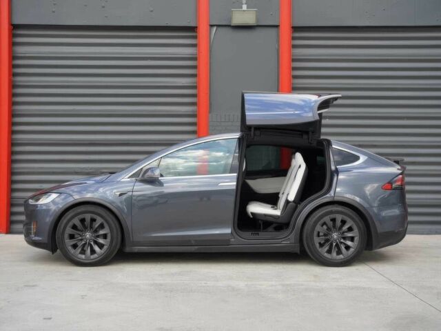 Серый Тесла Модель Х, объемом двигателя 0 л и пробегом 39 тыс. км за 19000 $, фото 4 на Automoto.ua