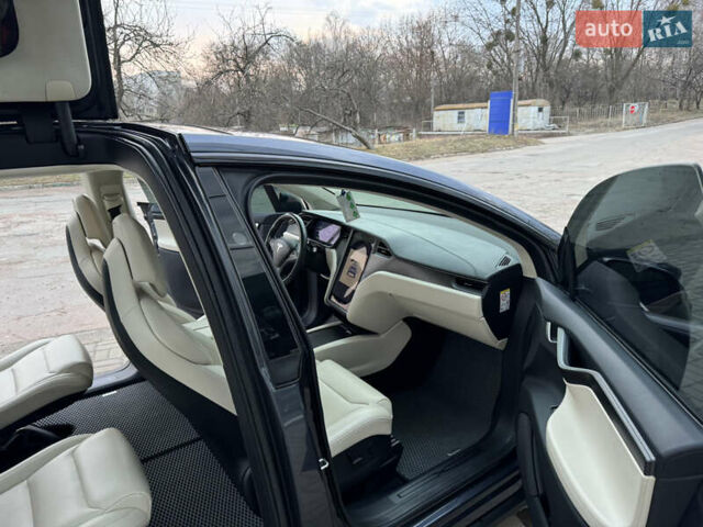 Серый Тесла Модель Х, объемом двигателя 0 л и пробегом 114 тыс. км за 43350 $, фото 40 на Automoto.ua