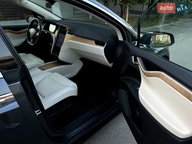 Серый Тесла Модель Х, объемом двигателя 0 л и пробегом 165 тыс. км за 22900 $, фото 3 на Automoto.ua