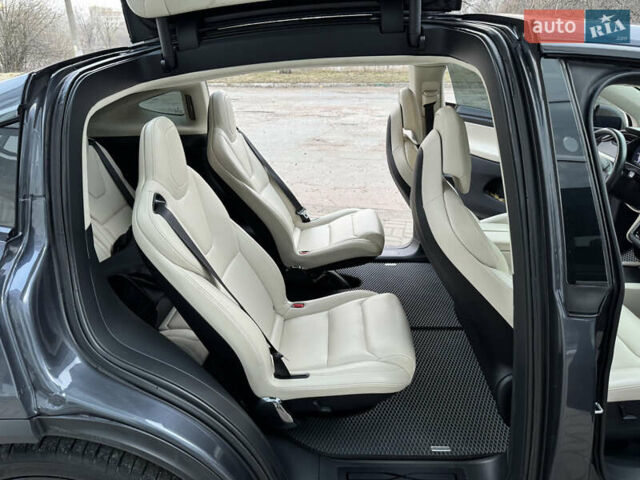 Серый Тесла Модель Х, объемом двигателя 0 л и пробегом 114 тыс. км за 43350 $, фото 17 на Automoto.ua