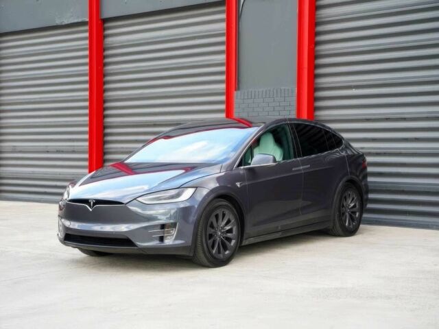 Серый Тесла Модель Х, объемом двигателя 0 л и пробегом 39 тыс. км за 19000 $, фото 2 на Automoto.ua