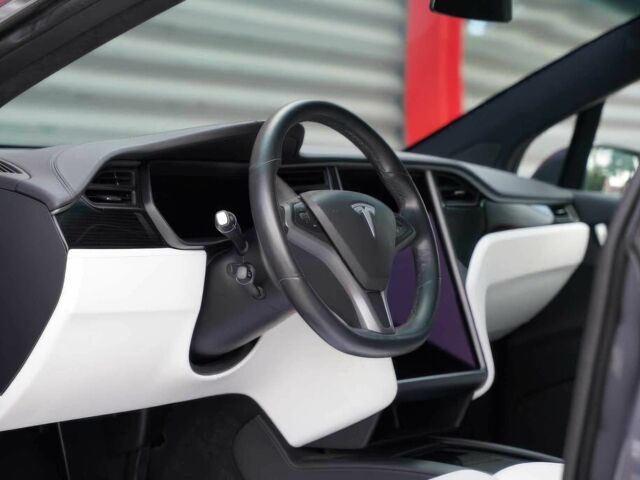 Серый Тесла Модель Х, объемом двигателя 0 л и пробегом 39 тыс. км за 19000 $, фото 11 на Automoto.ua