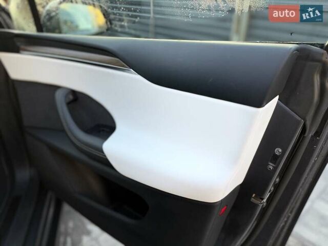 Серый Тесла Модель Х, объемом двигателя 0 л и пробегом 69 тыс. км за 40000 $, фото 13 на Automoto.ua