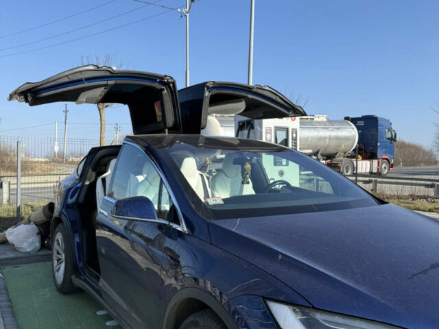Синий Тесла Модель Х, объемом двигателя 0 л и пробегом 130 тыс. км за 27000 $, фото 4 на Automoto.ua
