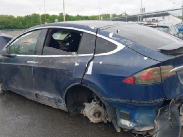 Синий Тесла Модель Х, объемом двигателя 0 л и пробегом 30 тыс. км за 10000 $, фото 3 на Automoto.ua