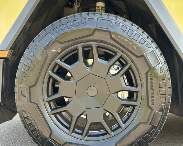 Серый Тесла Cybertruck, объемом двигателя 0 л и пробегом 6 тыс. км за 109900 $, фото 7 на Automoto.ua