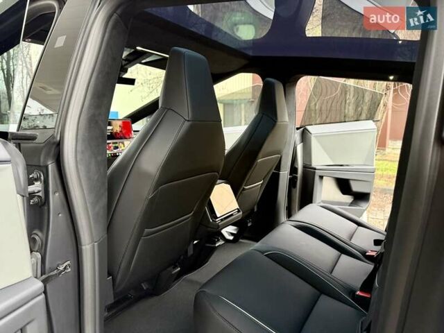 Сірий Тесла Cybertruck, об'ємом двигуна 0 л та пробігом 3 тис. км за 104800 $, фото 23 на Automoto.ua