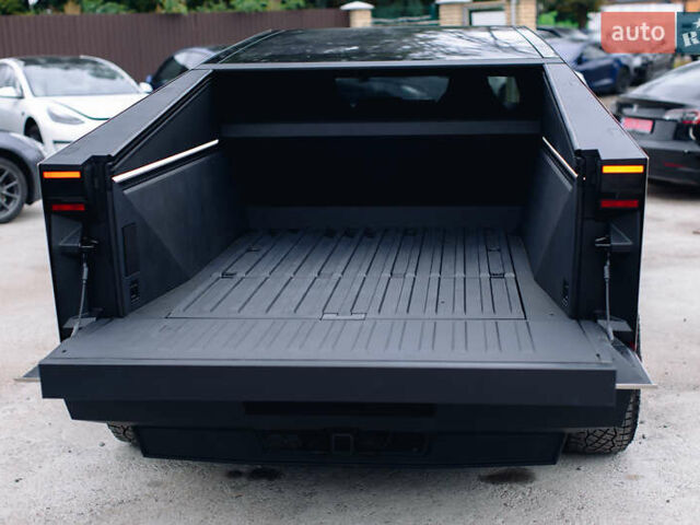 Серый Тесла Cybertruck, объемом двигателя 0 л и пробегом 13 тыс. км за 99000 $, фото 18 на Automoto.ua
