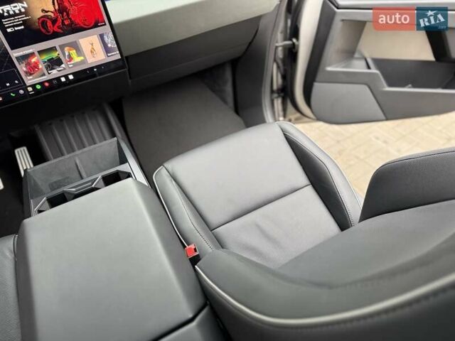 Сірий Тесла Cybertruck, об'ємом двигуна 0 л та пробігом 3 тис. км за 104800 $, фото 29 на Automoto.ua