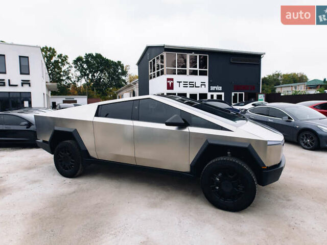 Серый Тесла Cybertruck, объемом двигателя 0 л и пробегом 13 тыс. км за 99000 $, фото 3 на Automoto.ua