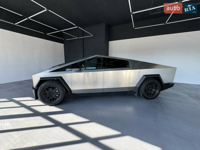 Серый Тесла Cybertruck, объемом двигателя 0 л и пробегом 1 тыс. км за 135000 $, фото 1 на Automoto.ua