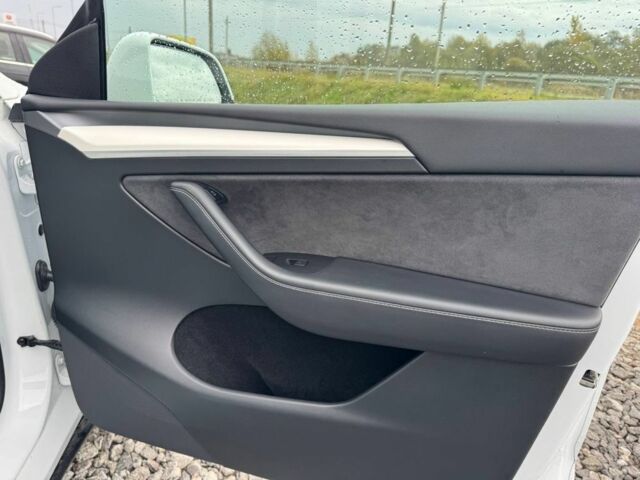 Белый Тесла Другая, объемом двигателя 0 л и пробегом 62 тыс. км за 27400 $, фото 2 на Automoto.ua