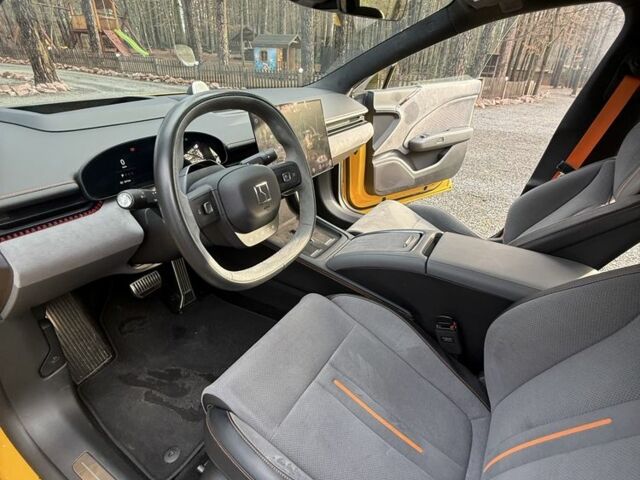 Желтый Тесла Другая, объемом двигателя 0 л и пробегом 10 тыс. км за 45000 $, фото 11 на Automoto.ua