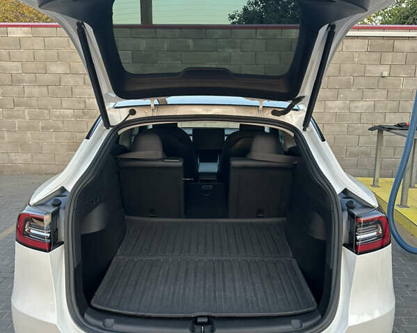 Білий Тесла Model Y, об'ємом двигуна 0 л та пробігом 63 тис. км за 34999 $, фото 3 на Automoto.ua