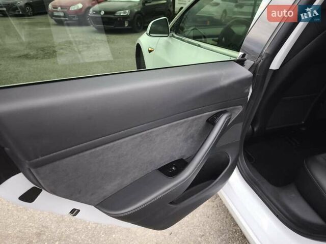 Белый Тесла Model Y, объемом двигателя 0 л и пробегом 126 тыс. км за 19999 $, фото 45 на Automoto.ua