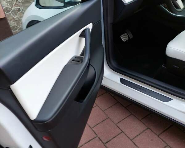 Белый Тесла Model Y, объемом двигателя 0 л и пробегом 113 тыс. км за 24700 $, фото 61 на Automoto.ua