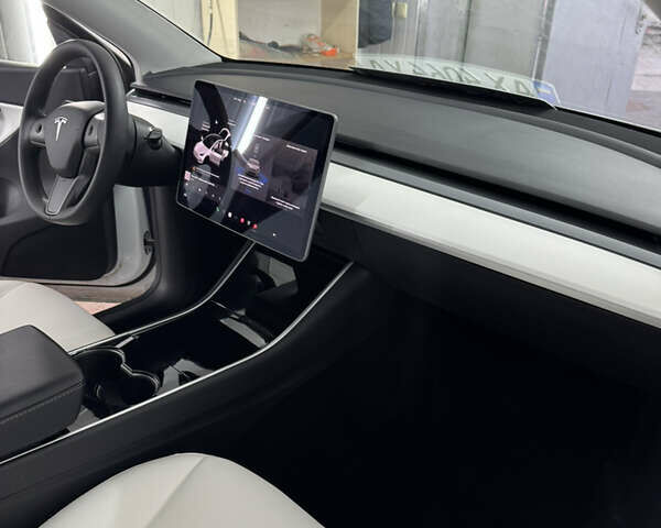 Белый Тесла Model Y, объемом двигателя 0 л и пробегом 120 тыс. км за 20500 $, фото 26 на Automoto.ua