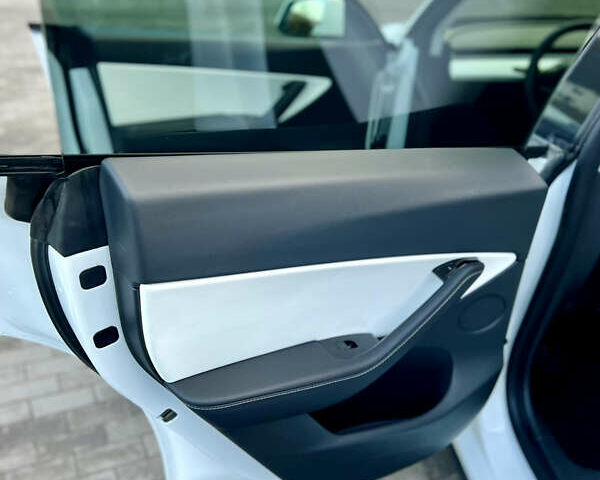 Белый Тесла Model Y, объемом двигателя 0 л и пробегом 57 тыс. км за 28500 $, фото 24 на Automoto.ua