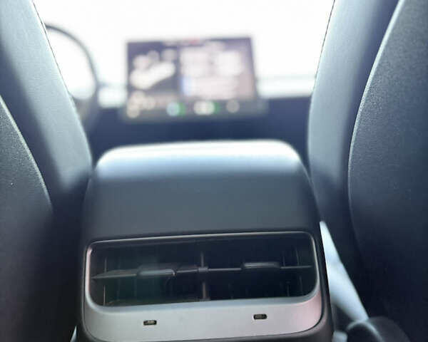 Білий Тесла Model Y, об'ємом двигуна 0 л та пробігом 100 тис. км за 21499 $, фото 28 на Automoto.ua